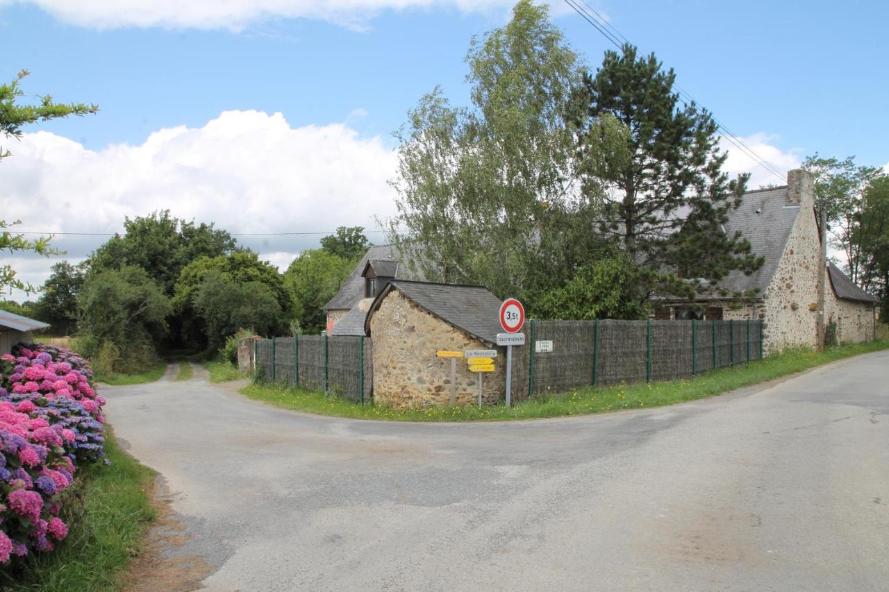 Chambre D Hote La Roussiere Saint-Ouen-Des-Toits Exteriér fotografie